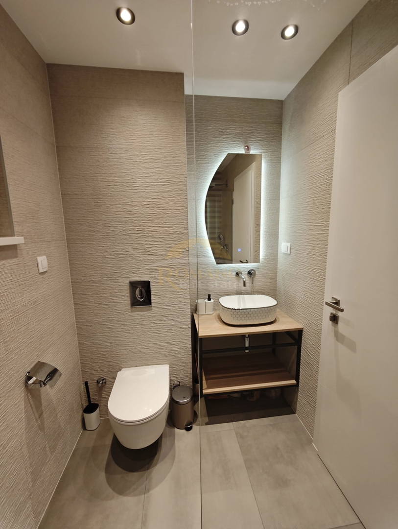 Luksuzni penthouse v Okrugu Gornjem/Čiovo s strešno teraso